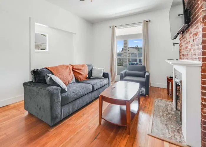 Cozy 1St-Floor Flat 2Br Backyard Free Parking